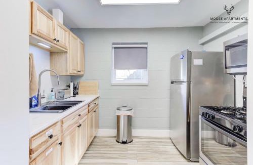 Downtown Memphis Apartment | The Moose #6 - Modern Luxe Studio with Free Parking & King Bed