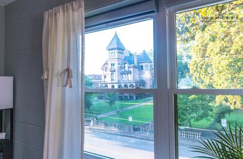 Downtown Memphis Apartment | The Moose #7 - Instaworthy Studio with Amazing Views, Free Parking & Heated King Bed