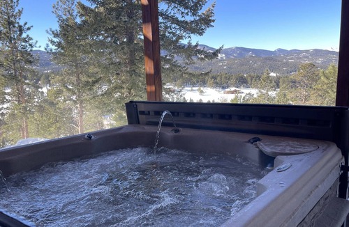 Evergreen Meadows House | The Mountain Getaway. Panoramic Views! Hot Tub. Minutes to Evergreen Lake and Red Rocks!