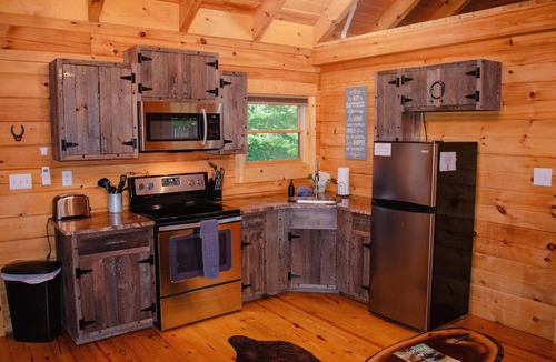 South Bloomingville Cabin | The Oasis - Visit The Oasis - a cozy, pet-friendly cabin just minutes from Hocking Hills State Park. Private tot tub and serene outdoor space to reset in nature.