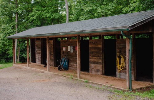 South Bloomingville Cabin | The Oasis - Visit The Oasis - a cozy, pet-friendly cabin just minutes from Hocking Hills State Park. Private tot tub and serene outdoor space to reset in nature.