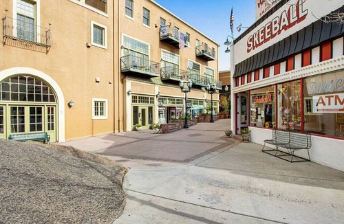 Manitou Springs Historic District Condo | The Owl's Nest @ Manitou: Mtn Views on Main Street