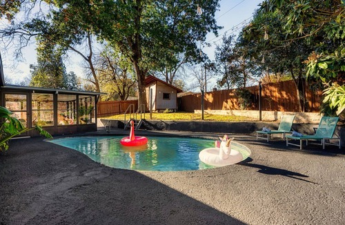 University Hills House | The Palm Royale: Mid century pool home in trendy East Austin sleeps 12!