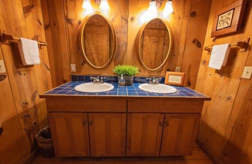 Benton House | The Pines Riverside Log Cabin On The Ocoee