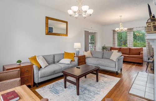 Glen Iris House | The Pinnacle at UAB - Southern Charm - Sleeps 15