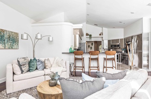 Keystone House | The Robins Nest|Lakefront Home w/Pool & Theater