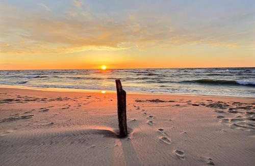 Shorewood-Tower Hills-Harbert House | The Sawyer Hideaway - 3BR 2B with Hot Tub & Fire Pit - 5 mins to beach