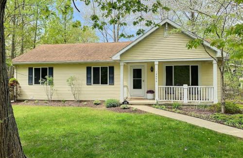 Shorewood-Tower Hills-Harbert House | The Sawyer Hideaway - 3BR 2B with Hot Tub & Fire Pit - 5 mins to beach
