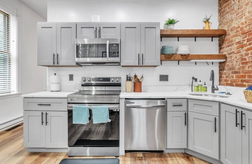 Metro Center Apartment | The Smith Victorian 2BR Brownstone Apartment