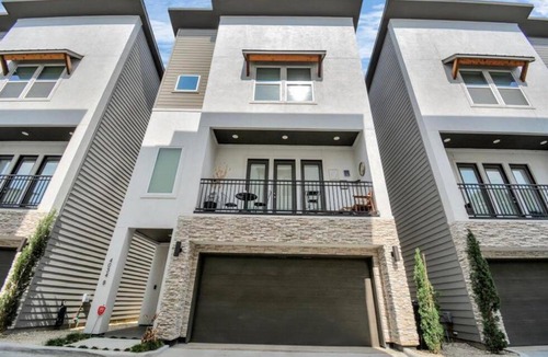 Northside House | The Suite Spot II — Mins to DOWNTOWN HOUSTON