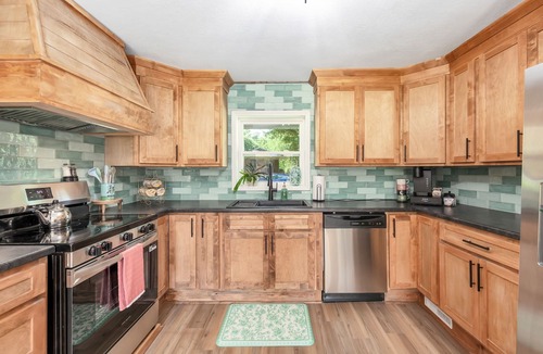 Jackson House | The Sweet Pea 3BD 2BA Cozy, Stylish Stay Just Minutes from I-40 & Everything