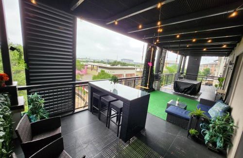 North Burnet Apartment | The Treehouse Spacious & Fun 2BR Retreat in the Heart of the Domain