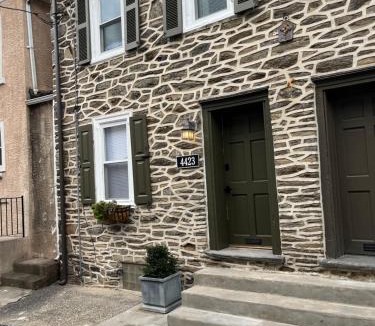 Manayunk House | The Trinity Cottage in Manayunk, Walk to Main Street and Train