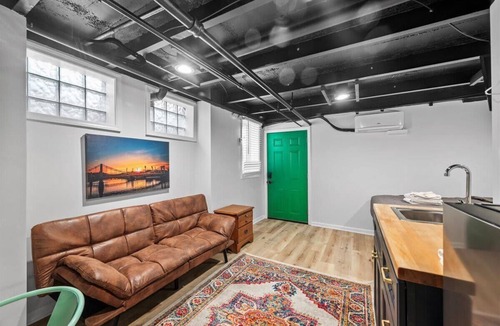 Shadyside Apartment | The Walnut Suites - The Emerald Suite