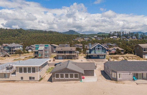 Oregon Coast House | The Westerly #121 - Oceanfront cabin with amazing views, direct beach access. Pet friendly.