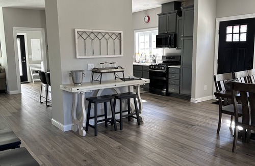 New Buffalo House | The White House - spacious 5 bedroom, with hot tub - blocks from everything!