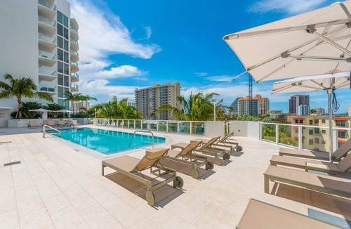 Central Beach Condo | Tiffany Ebony: Ocean & Canal views, Walk to Beach