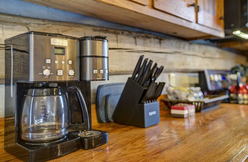 Bluff City Cabin | "Timber Lodge", Rustic 4BR Log Cabin + Guesthouse