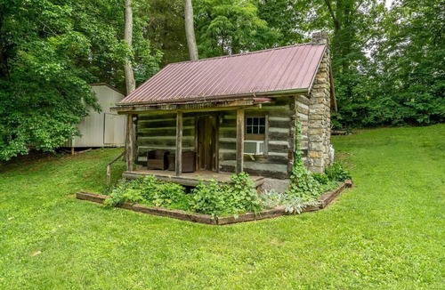 Bluff City Cabin | "Timber Lodge", Rustic 4BR Log Cabin + Guesthouse