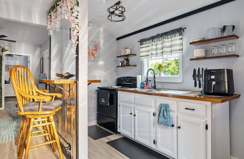 McMinnville House | Tiny House with lake view and large yard