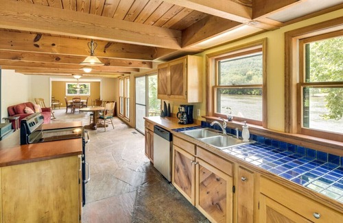 Chattanooga Apartment | TN River Getaway 10 min to Downtown Chattanooga Amazing Gorge Views