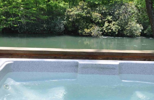 Mineral Bluff Cabin | TOCCOA FISH TRAP- A FISHERMAN`S DREAM CABIN.DOG FRIENDLY,TOCCOA RIVER