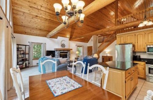 Fish Creek House | Top of the Hill Cabin by Simple Life Rental