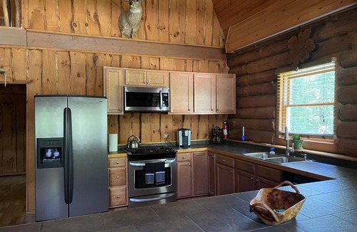 Zenda House | Total Privacy ! Log Home Surrounded By 5 Acres Of Woods near Geneva Lake.