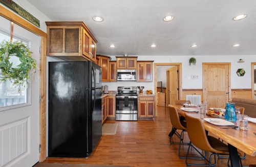 South Pittsburg Cabin | Trails End Cabin with a hot tub, fire pit, & indoor pool!
