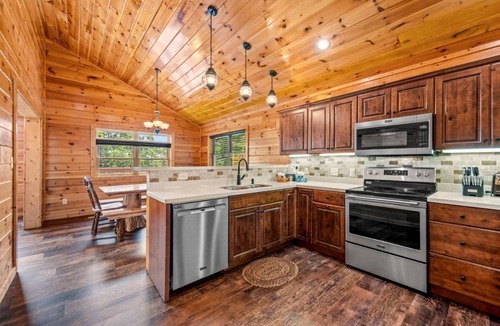 Chalet Village Cabin | tram view ◊ pool table ◊ hot tub ◊ theater ◊ 3 king suites ◊ Mountain Hideaway