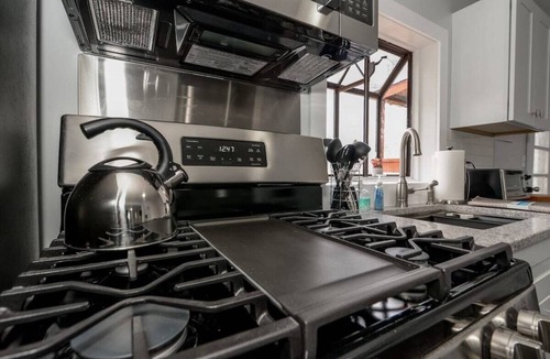 Brunswick House | Tranquil 3-BR home w/yard and Picnic Table