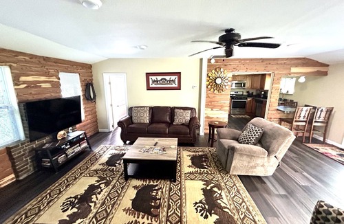 Gatlinburg House | Tranquil cabin on 2 acres, creek, bbq, fire pit 1min to dwtn Gat, 5 min P. Forge