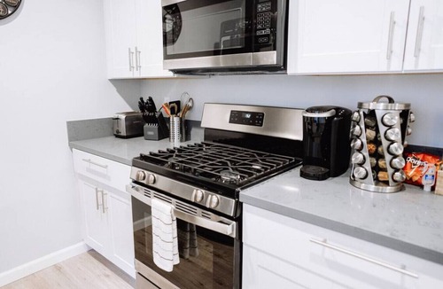 NoHo Arts District House | TRANQUIL NOHO GEM: RENOVATED 2BR TOWNHOME w/PRIVATE FENCED PATIO & PARKING p29