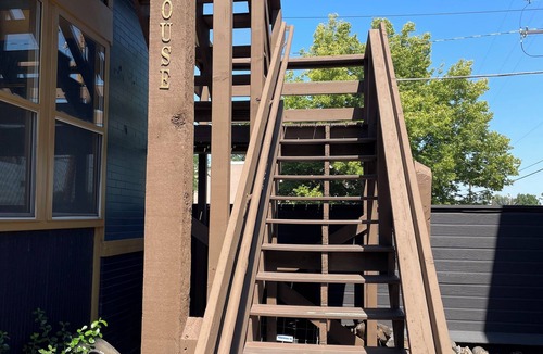 City Park Apartment | Treehouse Suite in Healing Center, City Park West, with Courtyard and Wi-Fi.