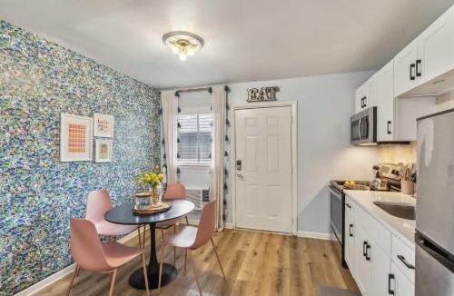 Melrose House | Trendy Studio for 4 with Community Pool