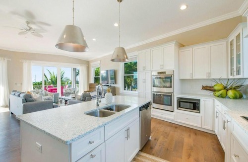Bradenton Beach House | Tropical Hideaway by AMI Locals