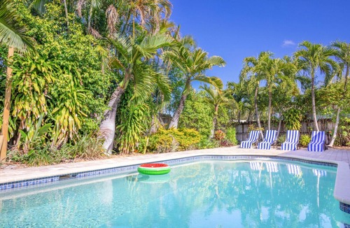 South Corals House | Tropical Oasis Heated saltwater Pool 6min to beach