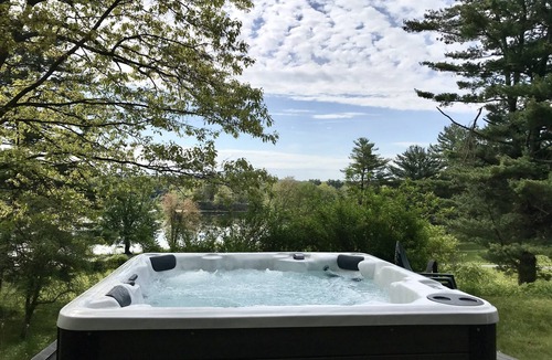 Pine Plains House | Twin Island Lake House Hot Tub