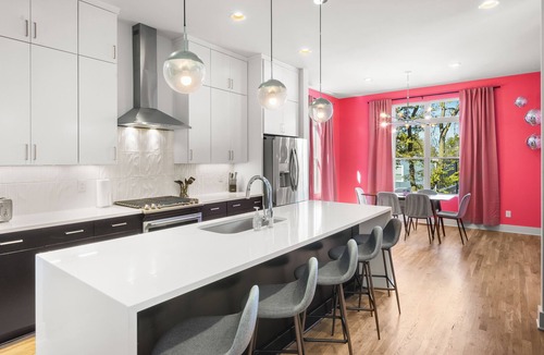 Hadley - Washington House | Ultimate Bach 10min to DT, Insta Walls Every Room