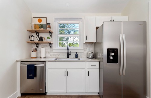 North Charleston House | Under The Live Oaks: Where Serenity Awaits