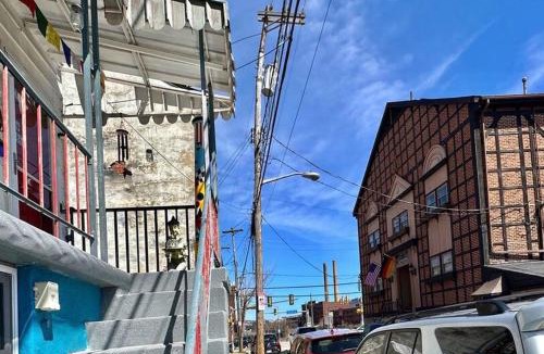 East Allegheny Apartment | Unique Artsy 2 Bdrm Apt 1.5 mi from Downtown