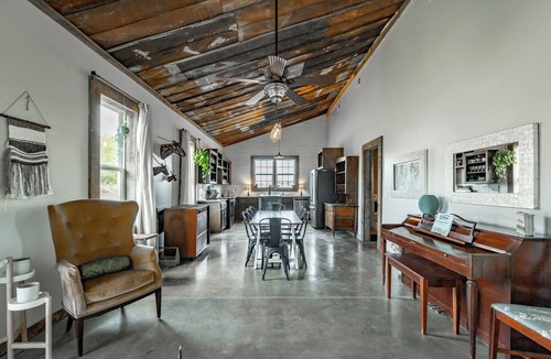 Chickamauga House | Unique barndominium with lots of space near Chattanooga