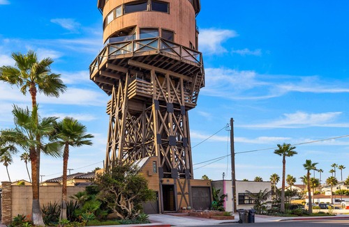 Seal Beach House | Unique luxury beach retreat with 360º views, bar/lounge, deck & balcony
