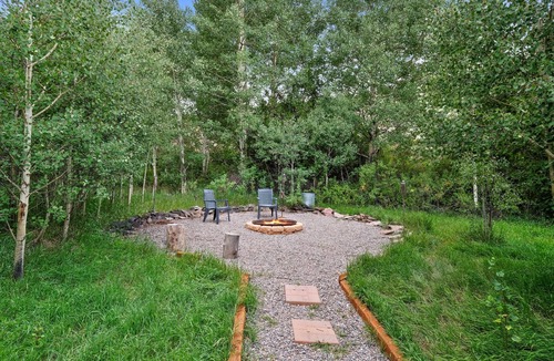 Del Norte House | Unique mountain lodge with firepit, loft, & children's items - near skiing