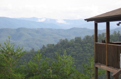 Gatlinburg - Pigeon Forge Cabin | Unobstructed View, Central Location , Honeymoon Retreat, Fire-pit, Hot Tub ⛰️