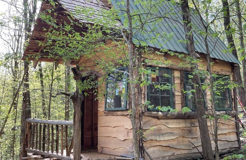 South Pittsburg Cabin | Unplug and hide from the world in this rustic South Pittsburg cabin