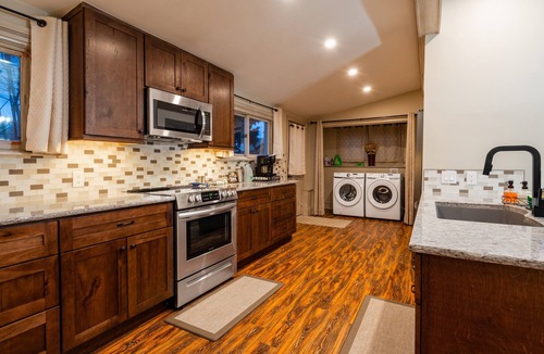 Cripple Creek House | Updated*1895 Victorian*Modern Kitchen*MTN Views