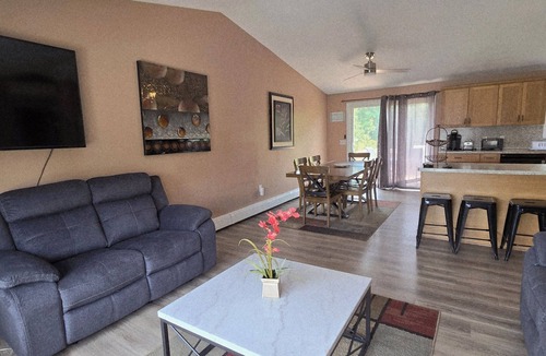 Eastward Look House | Updated Central A/C 6 Bd Rm 3 ba Home Sleeps 12 Scarborough Beach walking dist.