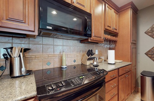 Copper Mountain Village House | Updated Penthouse Condo with Views & Hot Tub - Walk to Slopes