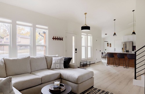 Castle Rock House | Updated & Spacious 5-bedroom house with Views of the Rock and Mountains
